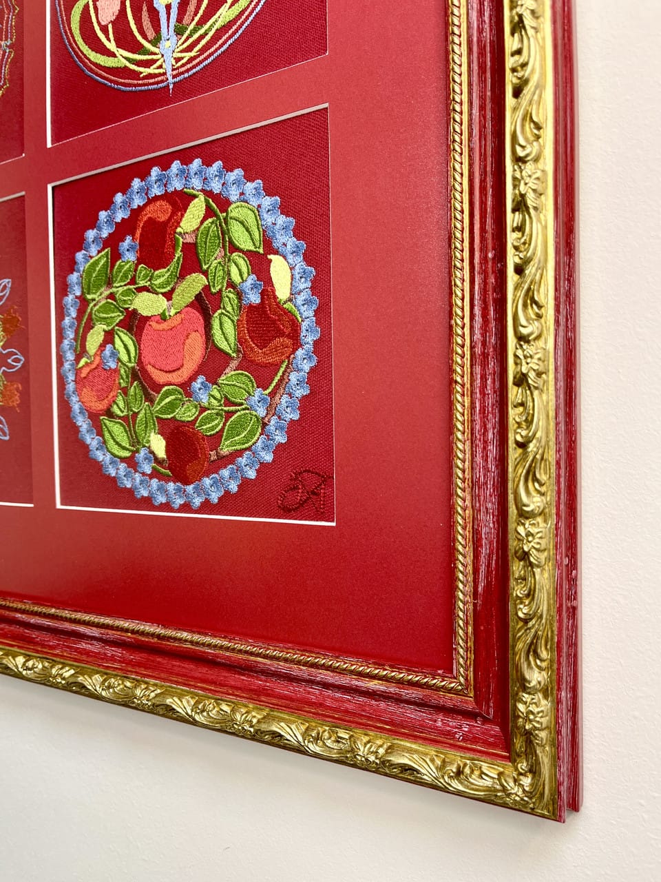 Картина-оберіг «Жіночність» 4 символи жіночої сили, 48×48 см бордовий котон - Зображення 3