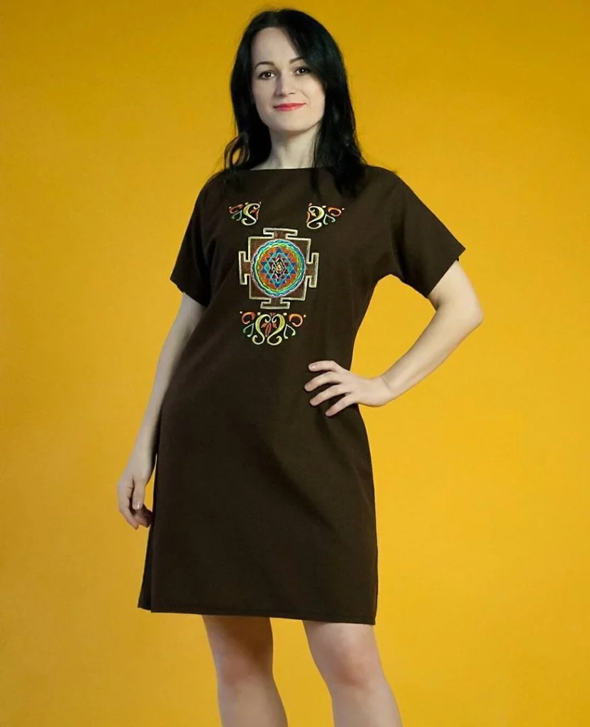 Машинна вишивка на сукні