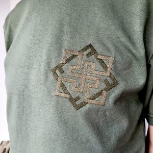 Футболка-оберіг Tiferet-NF з вишитим символом Валькірія зелена крупний план символу