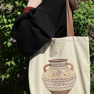 Шопер з вишивкою за мотивами Трипільської культури на плечі моделі