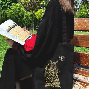 Чорний шопер-оберіг Берегиня із золотою вишивкою на моделі