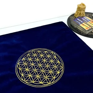 Золота вишивка символу Квітка Життя на синій оксамитовій скатертині для Таро