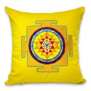 Подушка-оберіг «Шрі Янтра» 30×30 см із жовтого котону в інтер'єрі